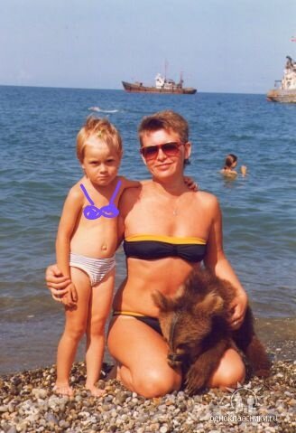 Все, что нашла, год примерно 1994. Я с мамой.
