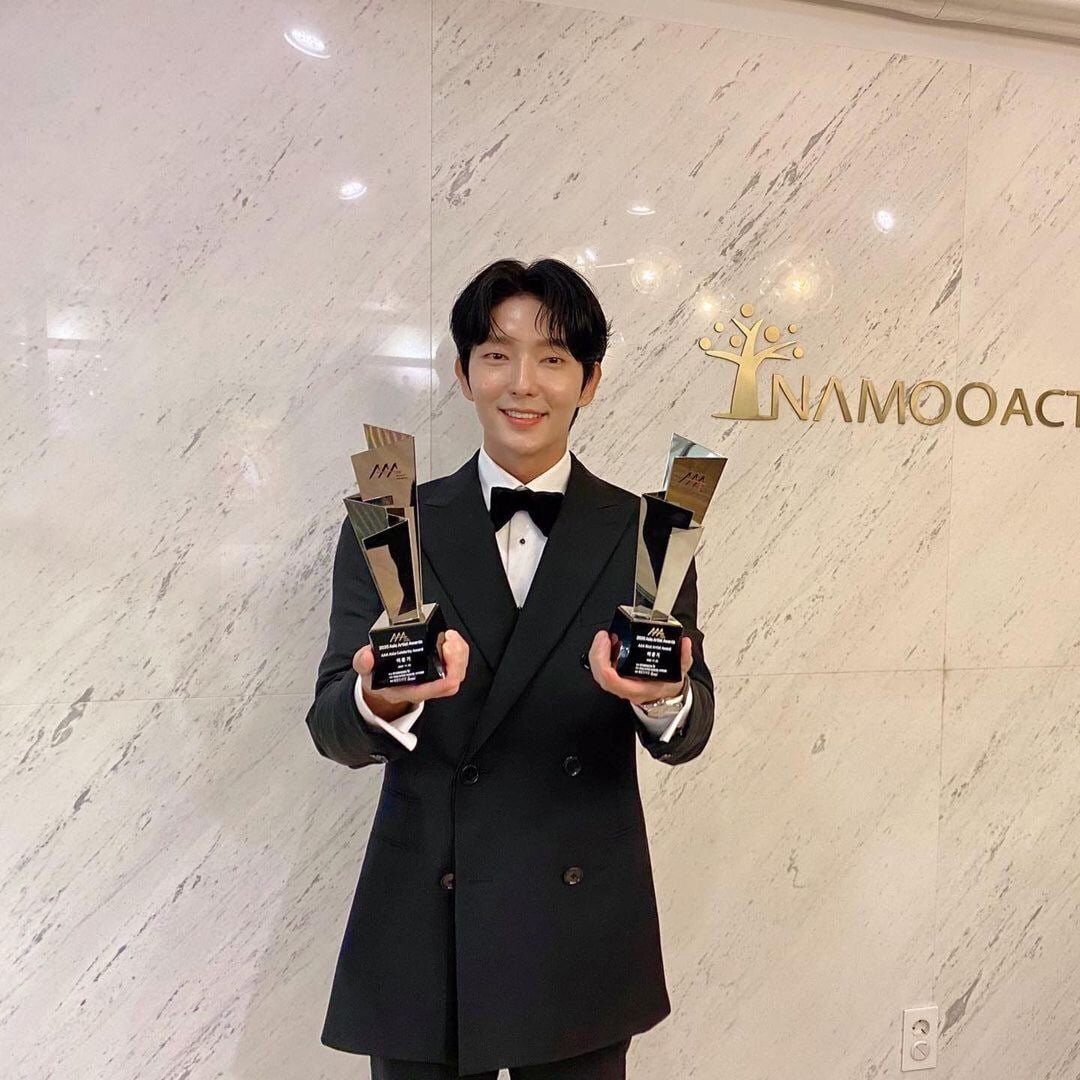 Актер удостоен двух наград:  Asia Celebrity Award и Best Artist Award