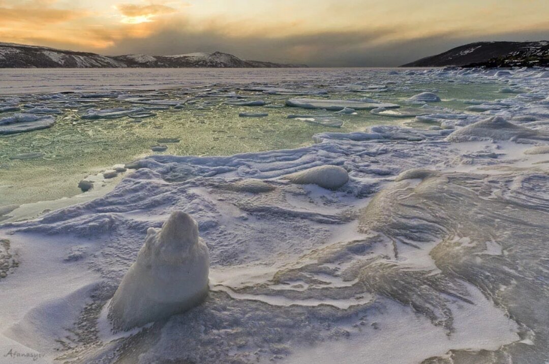 берег охотского моря в магадане. охотское море зима магадан. моря и океаны озера таупо. охотское море зимой замерзает или нет. охотское море нагаевская бухта зима.
