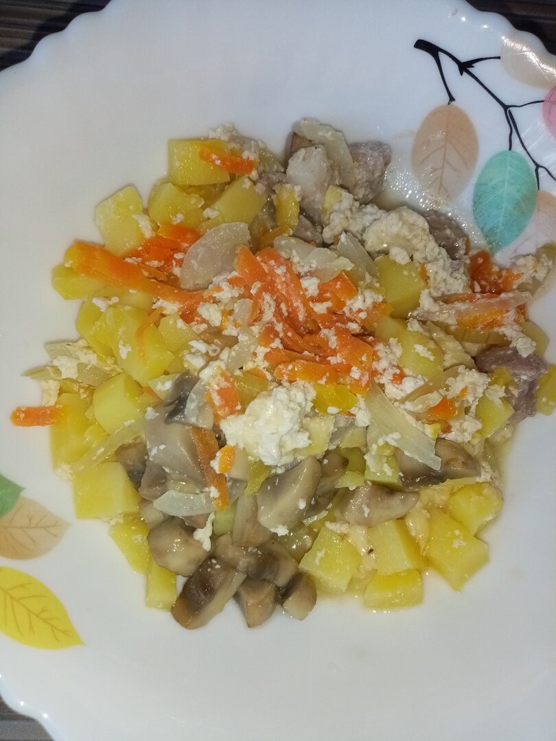 Существует много рецептов жаркого в горшочках. Это универсальное блюдо. Его можно подавать к праздничному столу, а можно включать в повседневное меню. Вкусно, сытно, не требует много времени. Я расскажу как делаю его я. Один из вариантов )