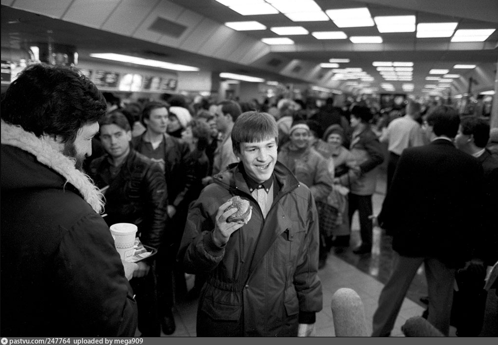 Внутри "Макдоналдса" в день открытия, 1990.