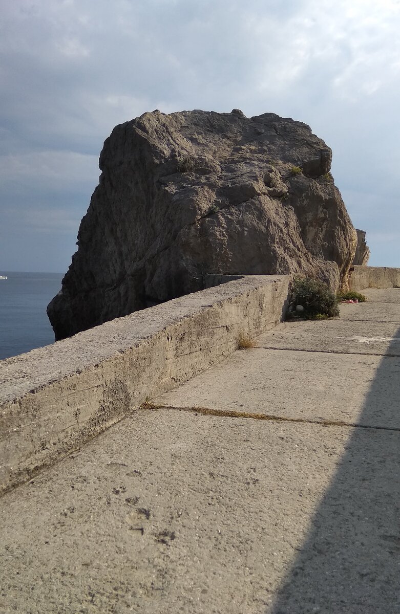 Огромный камень, который упрямо выпирает из бетонной набережной в р-не Курпат