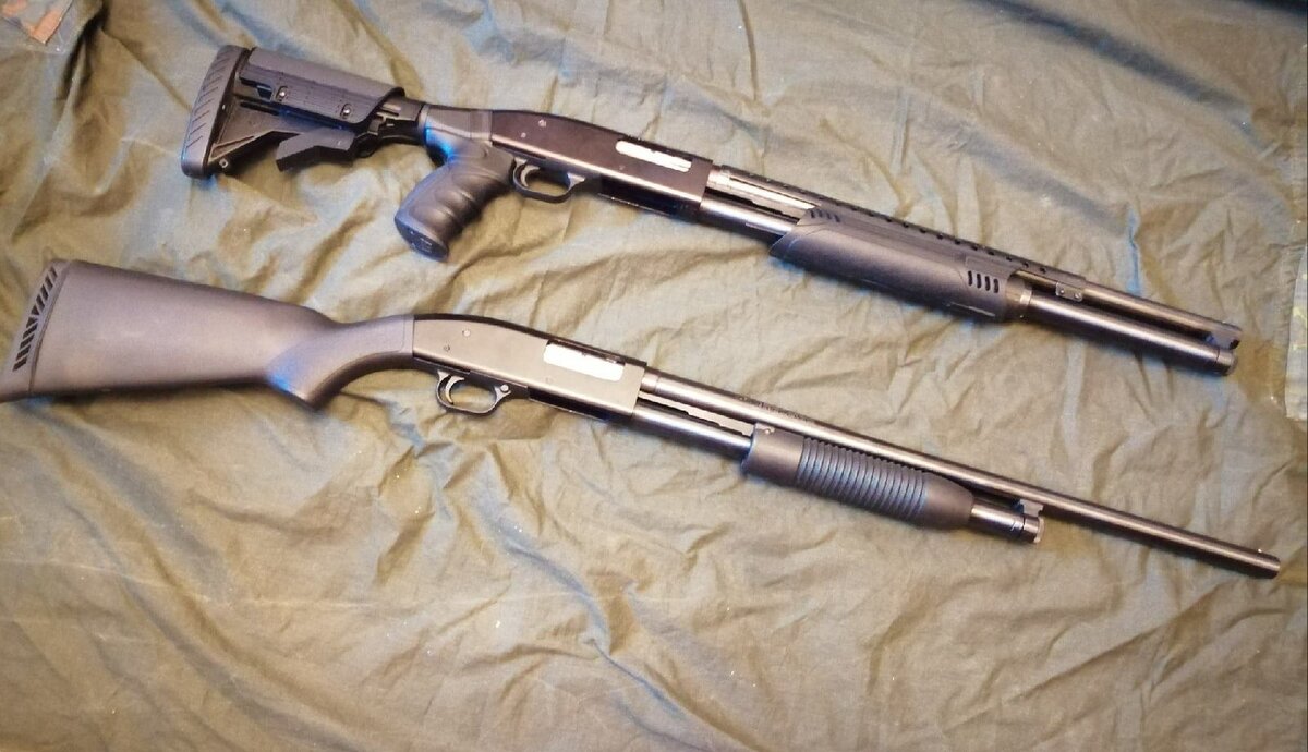 Mossberg 500 в обвесе ATI Talon и  Maverick88 в "родном" пластике. Фото автора.