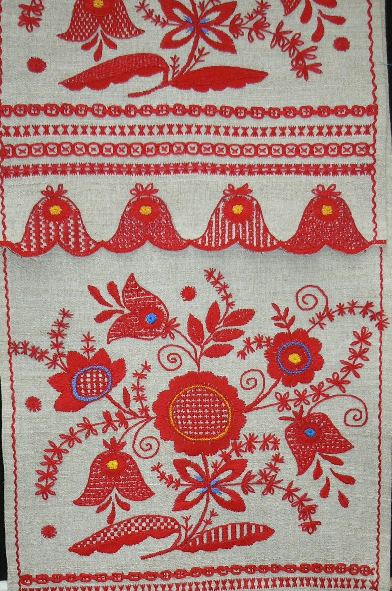 "Маков цвет". Вышивка на льняном полотенце. Фото автора. Листайте вправо