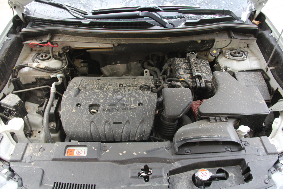 Под капотом Mitsubishi Outlander старый добрый цепной атмосферник 2,4 л., который работает в паре с вариатором. В ходе одного из обновлений коробка получила радиатор охлаждения, так что к бездороджью японец российской сборки готов.