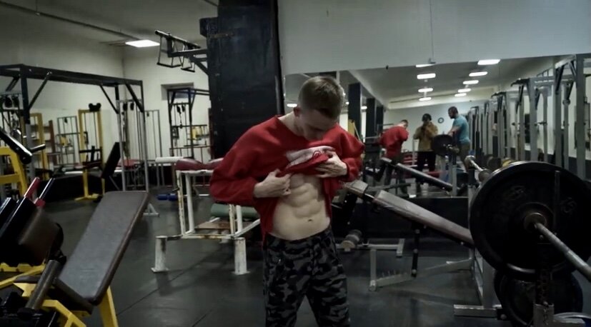 Александр весит 65 кг и на тренировке пожал 100 кг.