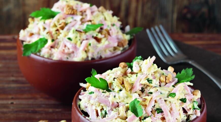 Салат с сыром и грецкими орехами. Салат с ветчиной и грецкими орехами. Салат нежный с ветчиной. Салат с ветчиной и орехами. Салат с грецкими орехами и ветчиной и сыром.