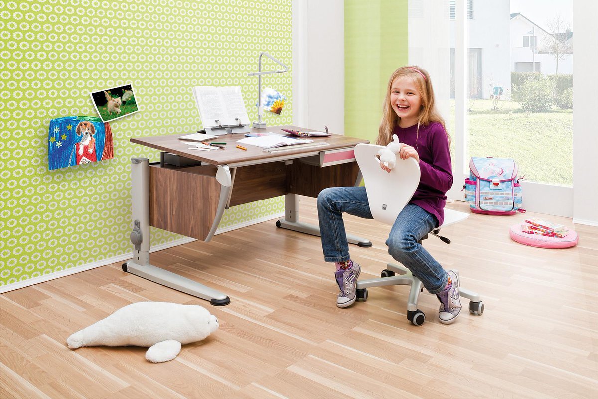 Место ребенка для учебы дома должно комфортным, потому что нашим детям (особенно в начальной школе) итак несладко: они таскают такие портфели, что кажется, в любой момент готовый уйти из семьи и начать новую жизнь. 
:globe_with_meridians:А если еще и родных стенах не помочь, результаты просвещения пострадают.

:scroll:Мы подготовили чек-лист, с помощью которого проверьте, правильно ли устроено место ребенка для занятий. Без лишней воды:

70 сантиметров - минимальное расстояние до компьютерного монитора. Верхний край экрана расположите на уровне глаз (можно ниже).

Рабочий стол хорошо освещен, лучи солнца не бьют в глаза. На экране нет бликов.

Игрушки не лежат на столе, поскольку отвлекают от рабочего процесса. Храните их в другом углу комнаты. Но не впадайте в крайности: любимый медведь, который будет помогать с заданиями, пусть останется.

Стул комфортный, регулируется по высоте, благодаря чему ребенок держит спину ровно, не сутулится.

Рабочее место изолировано от шума.

Наши советы на часто возникающие ВОПРОСЫ:

У нас однокомнатная квартира, как лучше поступить с организацией рабочего стола?

Зонирование. Стенка, шкаф, ширма - помощники в этом вопросе. Отгородите рабочий стол ребенка. Если в комнате пестрые обои, в рабочем уголке лучше наклеить пастельные, без рисунков. Модный способ зонирования - подиум.

Достаточно ли одной настольной лампы?

Нет. Если стол освещен лампой и в комнате больше нет света, то глаза быстро устанут из-за резкой смены картинки. 

Комната ребенка маленькая, 6 кв.метров, как поместить и стол, и кровать?

Вариант - складная мебель. Ее легко трансформировать и освобождать место для игр. Обратите внимание на материалы: они должны быть прочными. Еще вариант - использовать подоконник для рабочей или игровой зоны, увеличив не только вширь, но и продлив вдоль стены.

Если забыли о чем-то важном, напишите в комментариях.
А пока портфели порабощают малышей и ездят на них в школу, давайте как можно больше заботиться о малютках дома.