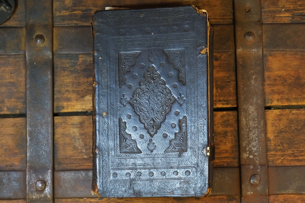 Состояние переплета книги до и после реставрации – обязательно листайте галерею!