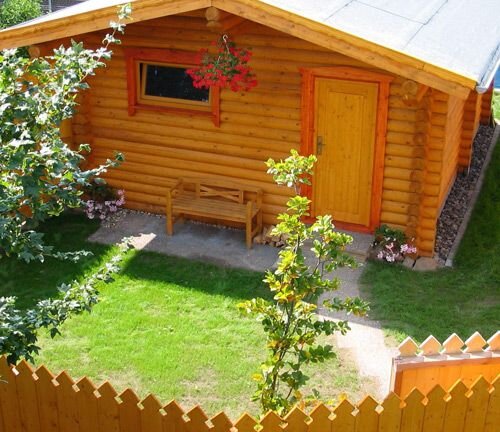 Иногда так хочется покинуть суету и шум города, и уехать на дачу. Тишина, прогулки, занятие любимыми делами — что может быть лучше! Если на даче обеспечен комфорт, хочется приезжать ещё и ещё. Одним из комфортных условий проживания на даче является баня.