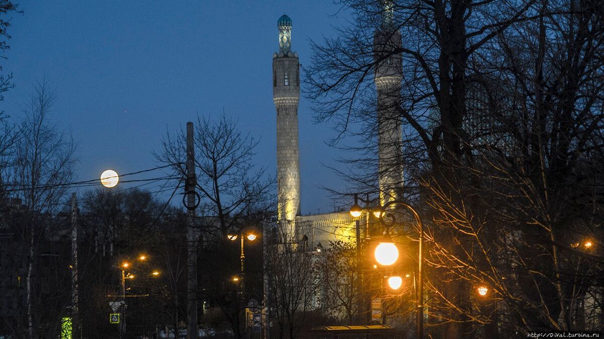 Сопоставляя кадры видим, что луна приближается к минаретам Соборной мечети.