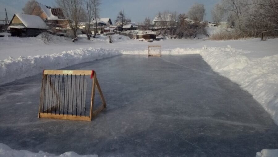 Петр соорудил каток своими силами