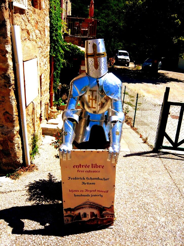 Это выбранное мной альтер эго - рыцарь, хорошо подготовленный к сражению и вооруженный планом (фото из личного фотоальбома)