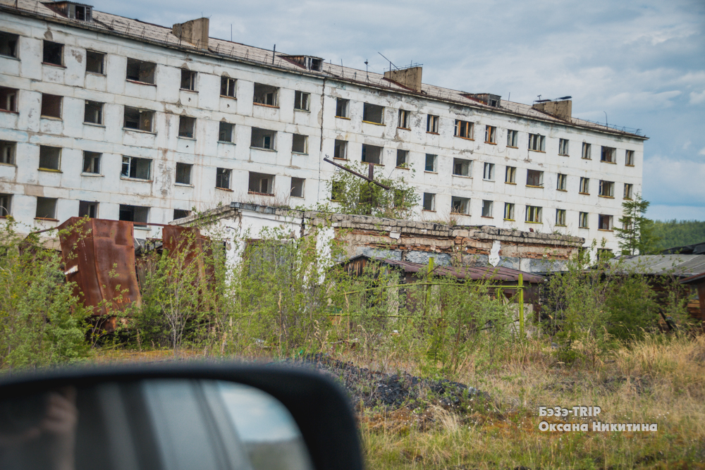 Сгоревшие машины, разрушенные дома, выбитые окна. Что не так с этим местом в России?0