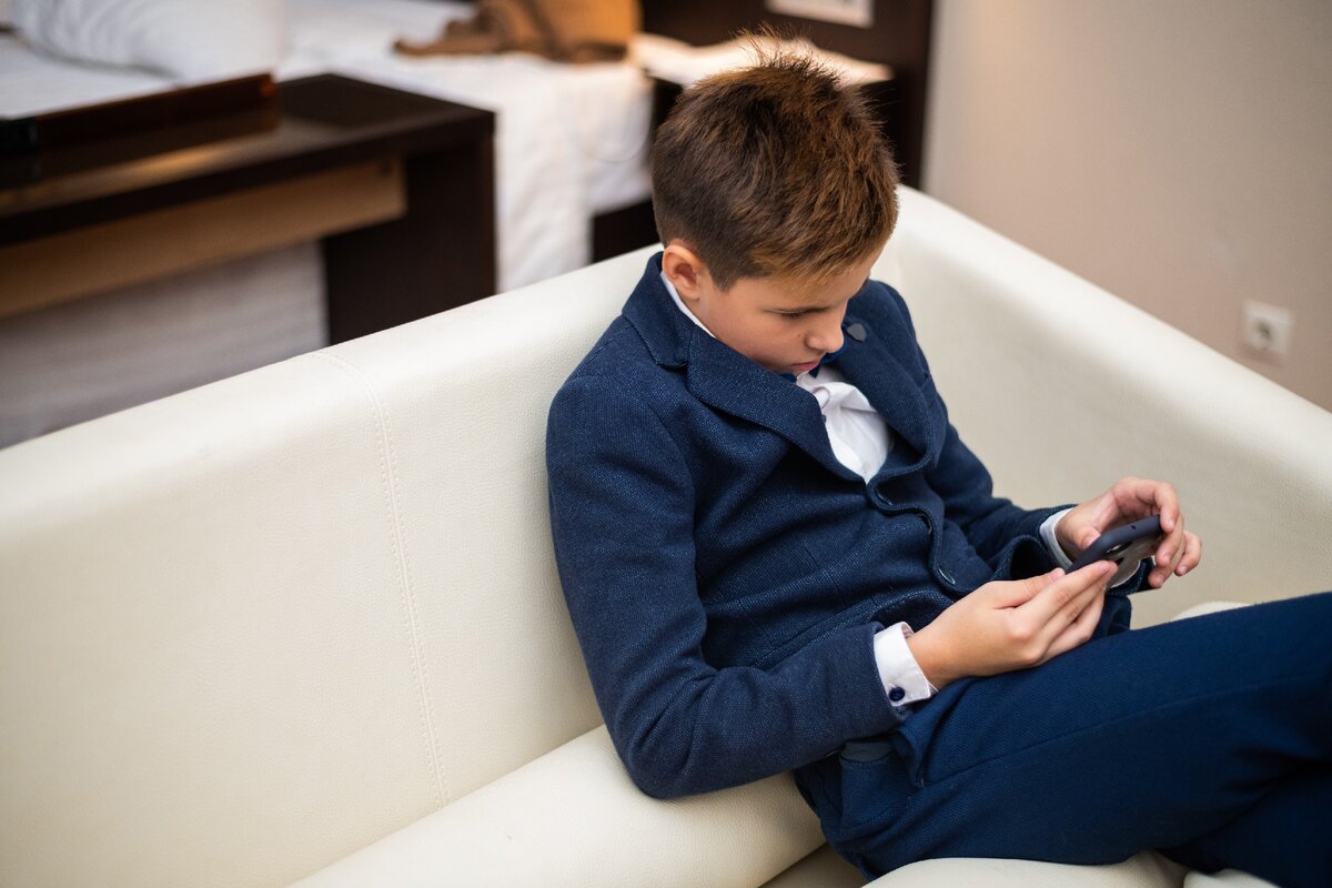 Телефон стал для него спасением в деревне. 