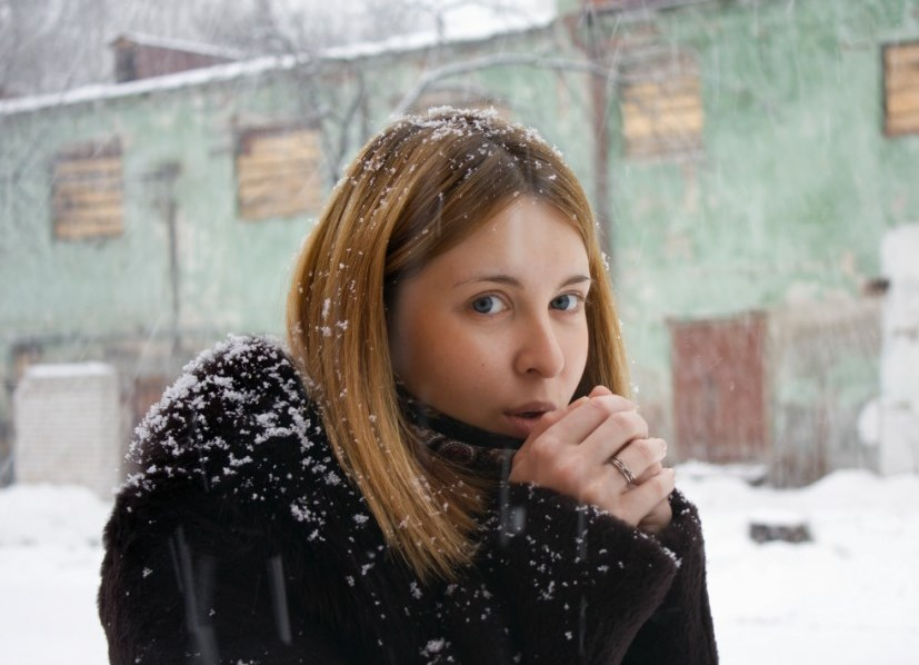 Не ходи без шапки. Зимой без шапки. Девочка без шапки зимой. Девушка без шапки в Мороз. Девочка замерзла.