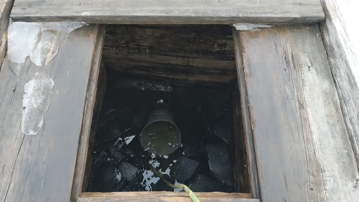 Черпаю воду из колодца.