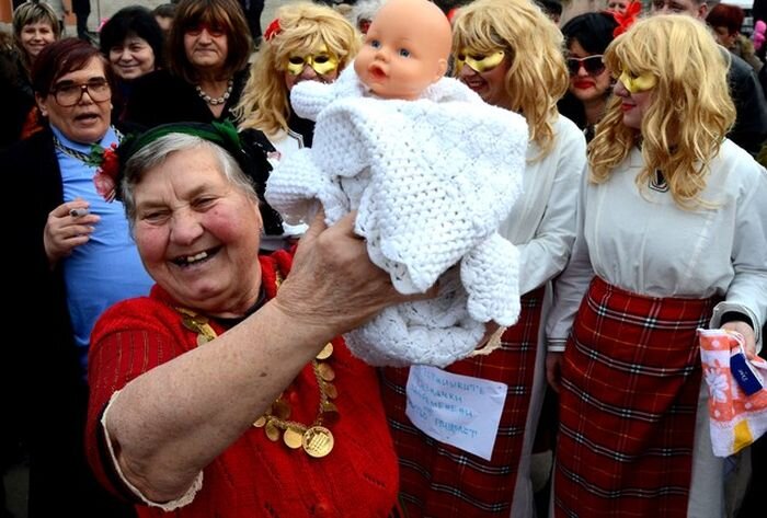 во многих городках и селах весело отмечают бабинден