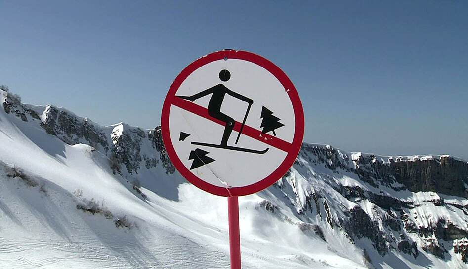 Какие основные опасности в горах. Лавинная служба красная Поляна. Знаки на горнолыжных склонах. Знак горы. Знаки на горнолыжных трассах.