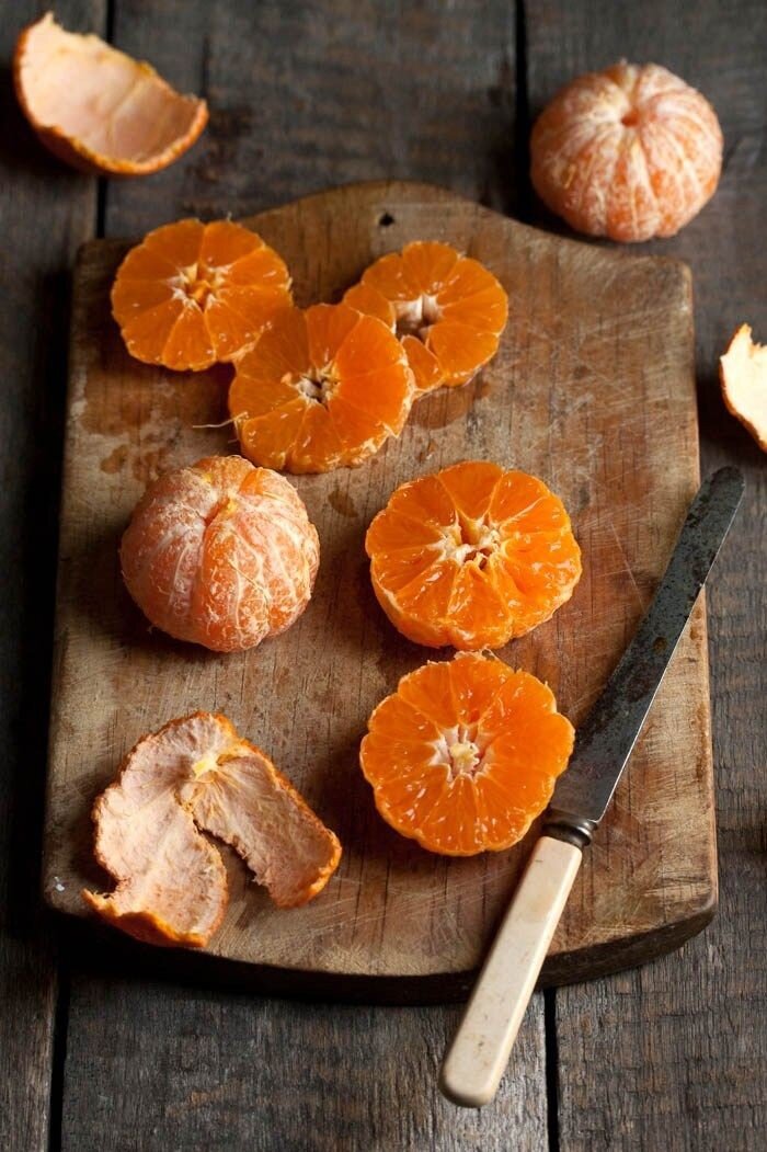 Всё про всеми любимые мандаринки🍊❄ •
Сезон мандаринов начинается в ноябре.Эти фрукты слаще, чем апельсины, и намного легче чистятся. Но, как и все цитрусовые, они являются настоящим кладезем полезных веществ. Калорийность мандарина – 53 ккал на 100 г.
•
Польза мандаринок:
•
Мандарины богаты аскорбиновой кислотой 
•
Мандарины содержат антиоксиданты, которые снимают воспаление в организме и таким риском снижают риск возникновения рака
•
Полезны для профилактики кожных заболеваний и артрита
•
Ускоряют заживление мелких порезов и ран
•
Помогают усваивать железо из пищи
•
Снижают уровень холестерина
•
Улучшают пищеварение и предотвращаю хронические заболевания ЖКТ
•
Благодаря высокому содержанию клетчатки облегчают работу кишечника
•
Лечат сепсис. Эфирное масло мандарина является сильным антисептическим и бактерицидным средством, которое убивает бактерии золотистого стафилококка
•
Улучшают деление клеток
•
Очищают организм от токсинов
•
Седативные свойства мандаринов делает их эффективным средством против бессонницы. Они снижают беспокойство, стресс и даже помогают бороться с депрессией
•
Эфирное масло мандарина является эффективным спазмолитическим средством и помогает снимать спазмы
•
Мандарины обладают тонизирующими свойствами и помогают укрепить иммунитет
•
Лечат кожные заболевания и замедляют образование морщин, делая кожу нежной и гладкой
•
Витамин B12, который содержится в мандаринах, уменьшает выпадение волос, способствует их росту и замедляет процесс поседения