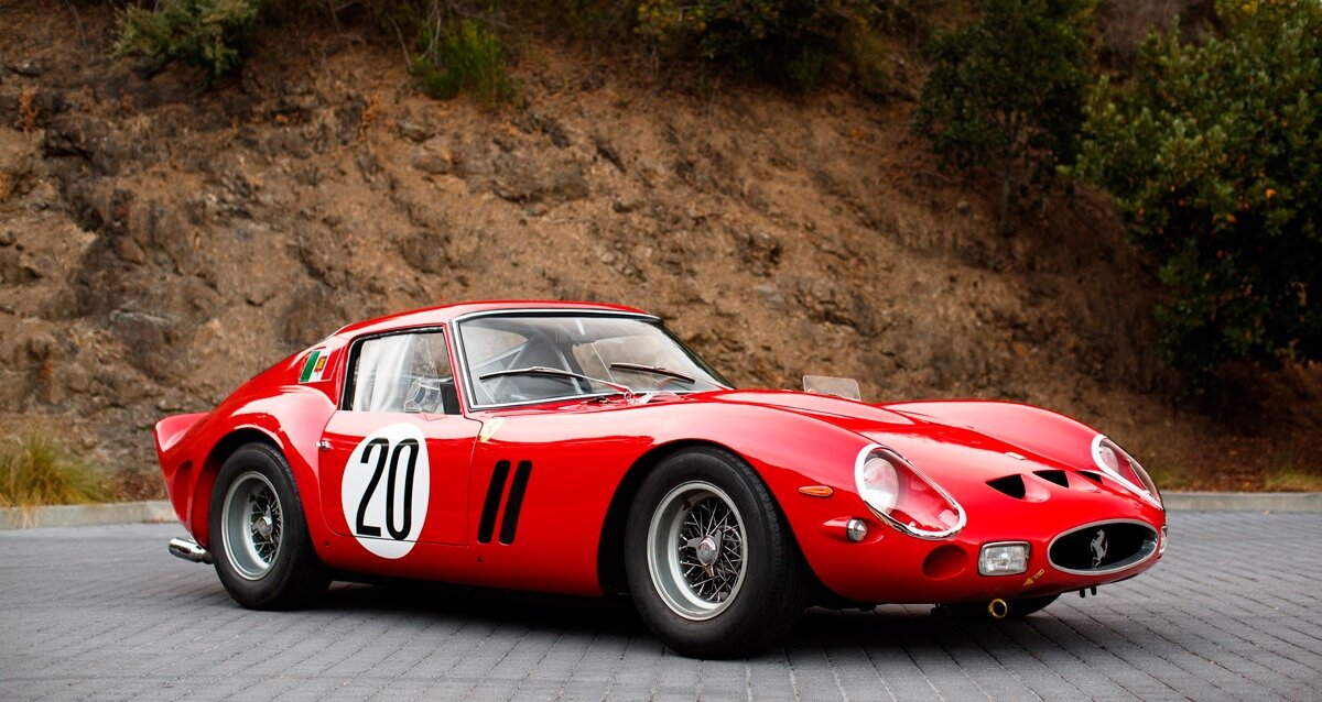 Красный феррари 250 GTO Racer, 1964 года — $ 52 млн 
Покупатель легендарного авто пожелал остаться неизвестным. Ранее самый дорогой в мире автомобиль принадлежал знаменитому коллекционеру из Коннектикута — Пауло Паппалардо. Владелец продал машину в октябре 2013 года за 52 миллиона долларов. Это половина цены самолета самого Дональда Трампа! Правда Феррари того стоит… Это шедевр автомобилестроительного искусства с необычным дизайном и идеальными гладкими формами.
