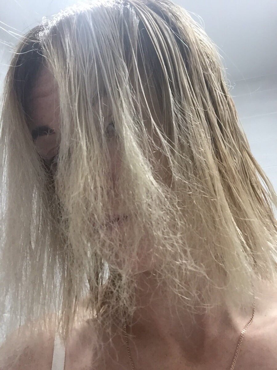 Да, безусловно, все будет зависеть от мастера к которому вы попали.
Если он без опыта и должного образования, ибо нельзя сказать "да тут все просто" наляпать состав и на высокой температуре утюга все добить.

Что же может случиться?
1. Потеря объема
2. Жирные волосы каждый день
3. Обломанные концы по всей длине
4. И конечно, можно перепалить волос

Почему так происходит? 

1. Кератин сильная процедура, которая меняет структуру волос. И каждый состав на свой тип волос, то есть : вас мучает лёгкая волна, а вы хотите получить идеальные волосы, значит мы подбираем лёгкий кератин. И так же очень много нюансов: блонду одно, тонким другое, жестким третье и ТД.
2. Мастер экономит на составах и у него всего из 3, к примеру: кератин (хороший такой, бразильский , но к сожалению для афро кудрей и этнических волос), один ботокс на всех и что то третье ,если повезёт.
3. Образование со словами 'прослушала онлайн вебинар " и нет никакой практики, зато дипломчиков бесплатных миллион

Не попадитесь к такому мастеру! всегда проверяйте его профессионализм.
Даже если в конце он вернёт ваши деньги-прежние волосы он уже не вернёт🥴
 
Скоро выложу пост о том как разоблачить непрофессионального мастера- подписывайтесь, у меня только самое интересное ❤️










