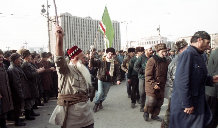 Почему в начале 1990 усилились сепаратистские. Грозный 1994 дворец Дудаева. Президентский дворец Грозный 1990. Президентский дворец Чеченской Республики Ичкерия. Митинги в Грозном 1991-1993.