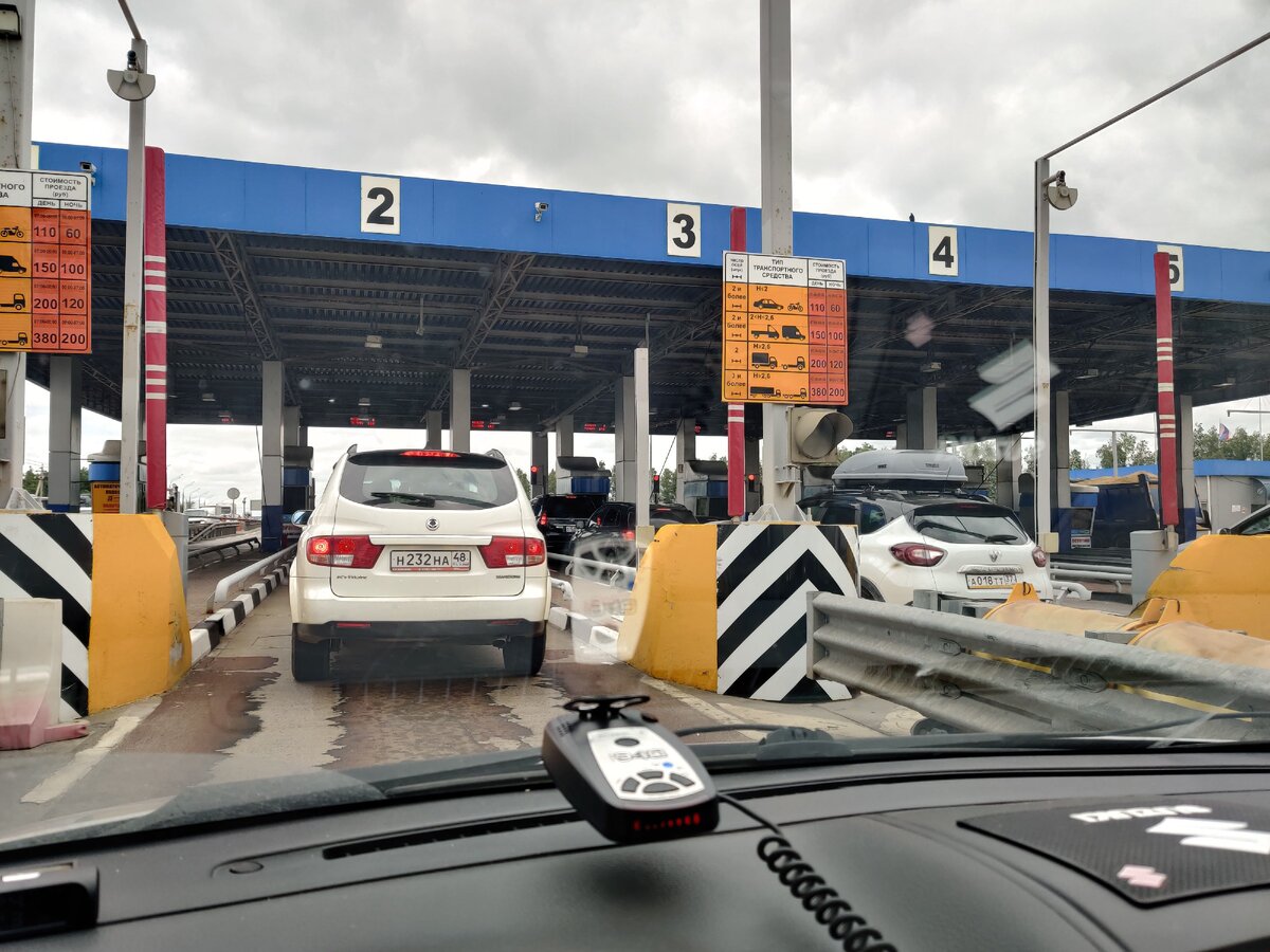 Платная трасса М4 "Дон". Указатель я увидел где-то на этим КПП.