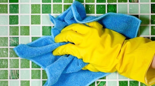 Керамическая плитка в ванной и кухне — популярный материал. Отмыть ее не составляет труда, чего не скажешь о межплиточных швах.