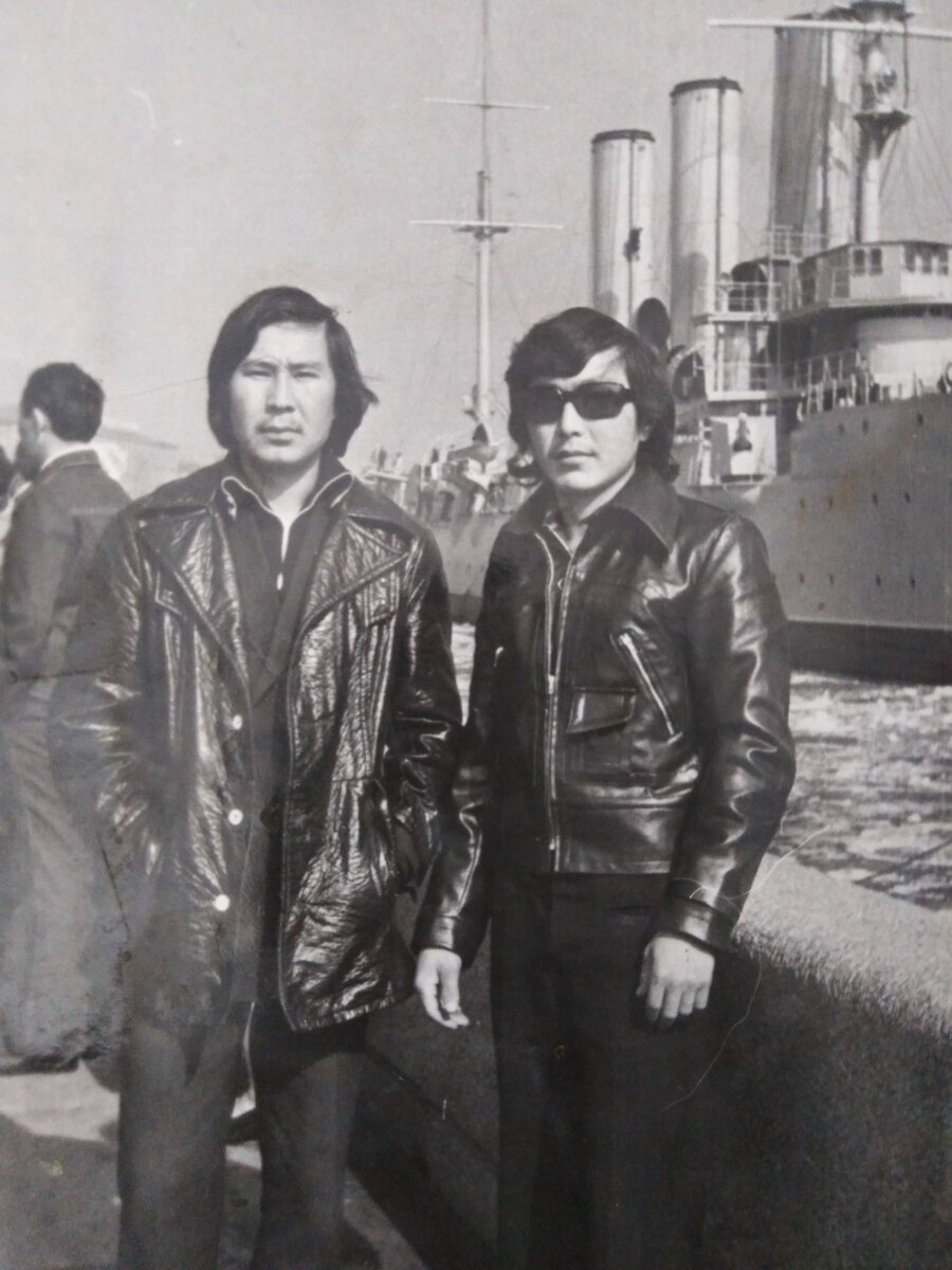 Батя был передовик-тракторист. Ездил в экскурсию по стране. 