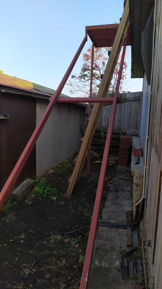 Строители возводят железную лестницу 