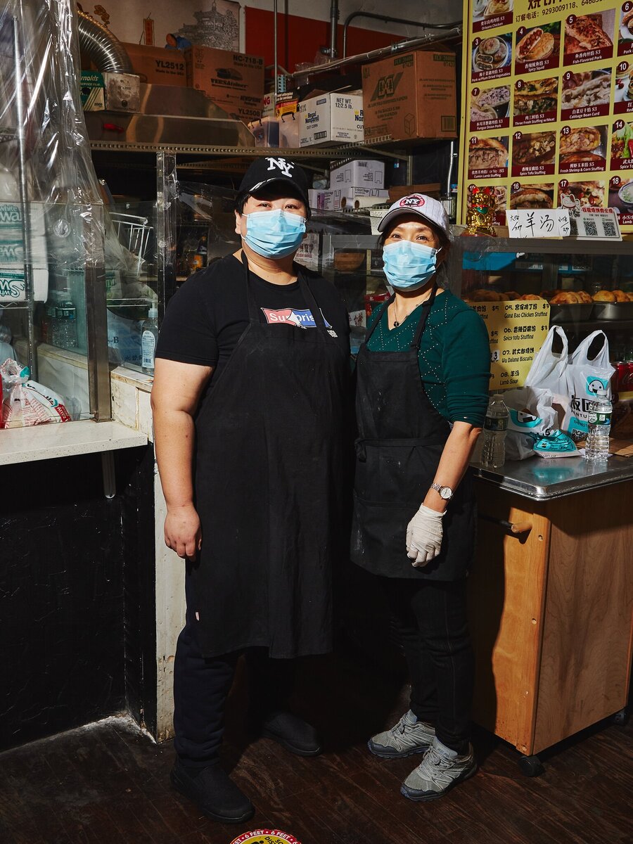 Руокун Ю (слева) и ее деловой партнер, Чунмей Тонг, открыли свою палатку шаобин во Флашинге, Квинс, в разгар пандемии. Все идет нормально. Алекс Лау для The New York Times