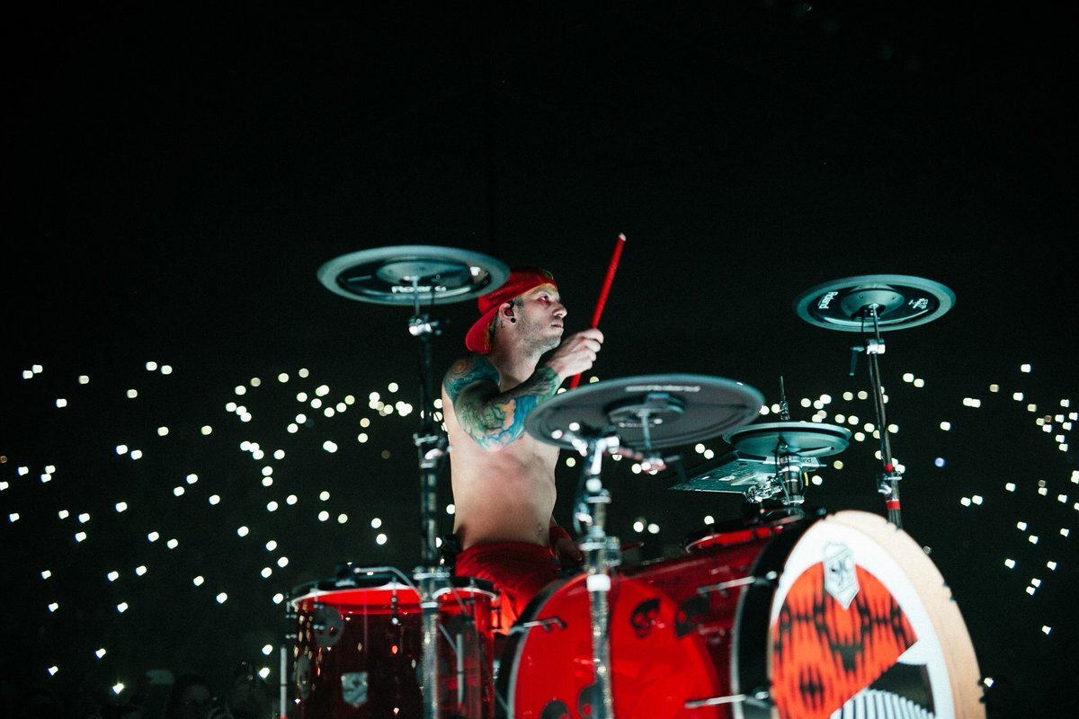 Joel pressure. Twenty one Pilots барабанщик. Josh dun Drum. Джош дан барабаны. Джош фриз барабанщик.