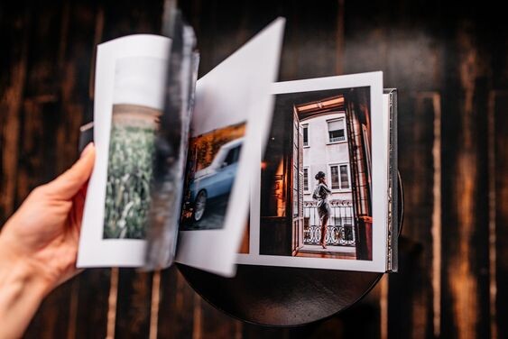 то книга, которая тщательно переплетена фотографиями, напечатанными прямо на бумаге. Хотя существует бесчисленное множество стилей на выбор. Создание собственной свадебной фотокниги дает не только удовольствие от творческого процесса, но и множество преимуществ.