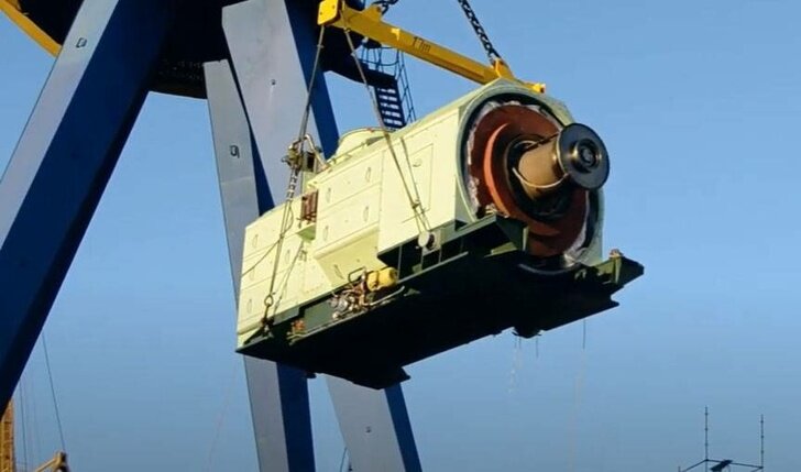 Погрузка главного газотурбинного агрегата М90ФР производства ПАО «ОДК-Сатурн» на фрегат «Адмирал Головко» на ПАО «Судостроительный завод «Северная верфь», декабрь 2020 года (с) кадр из видео ПАО «Судостроительный завод «Северная верфь»