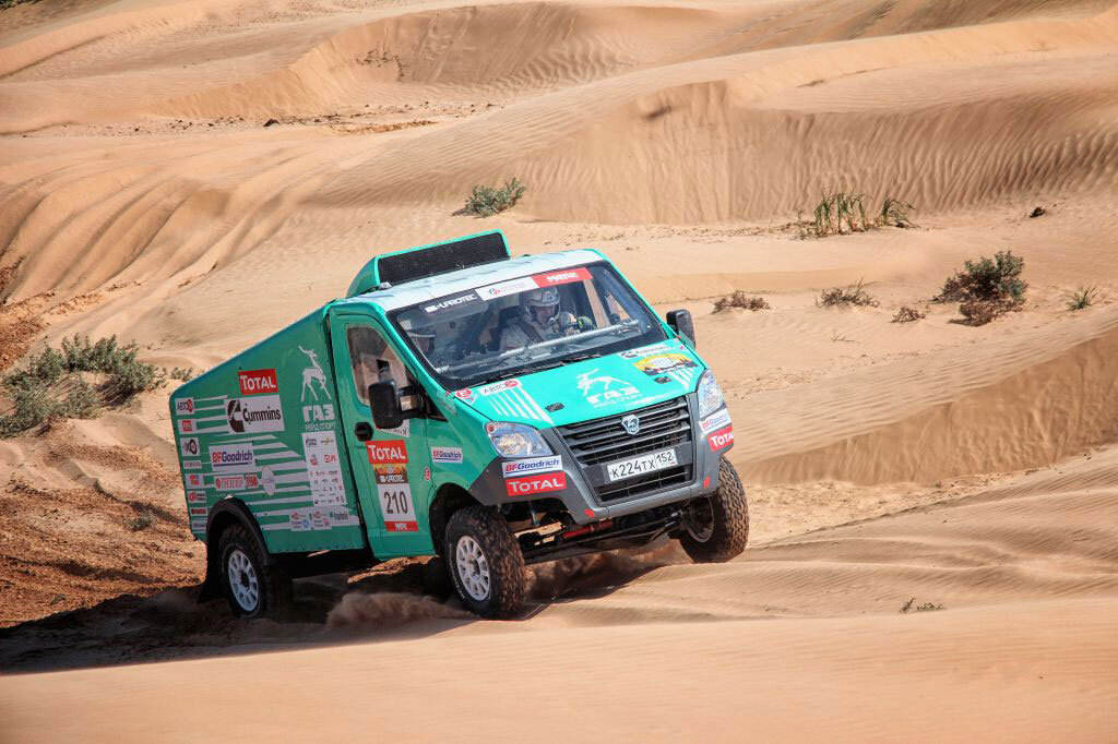 В ралли-рейде примерно то-же самое, вот только на открытой местности (как правило) и в стенограмме указаны ориентиры. К примеру в русло высохшей реки, по нему ехать 4.5 км, потом выезжать из этого русла после двух деревьев справа. Ну это я из головы взял.