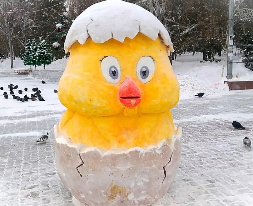 Цыпленок из снега..ну такой забавный ))