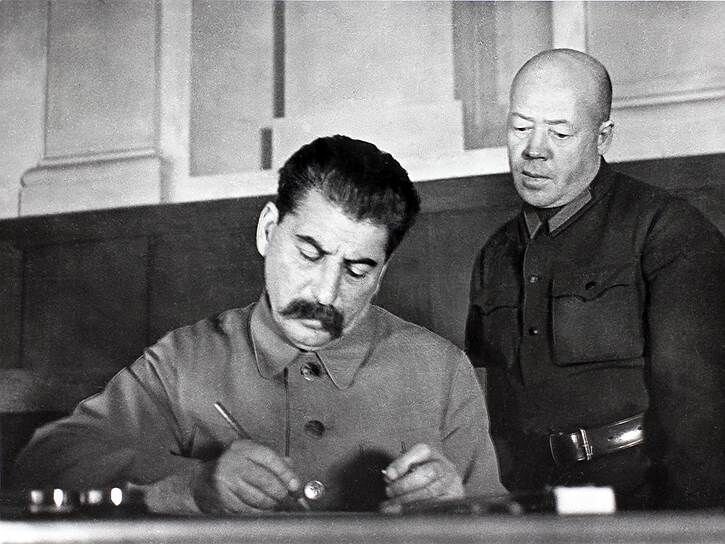                                         "Сидит расстрельные списки подписывает"