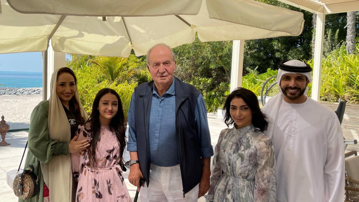 Фото: https://www.20minutos.es Хуан Карлос позирует вместе с семьей  Аль Кубайси. 
