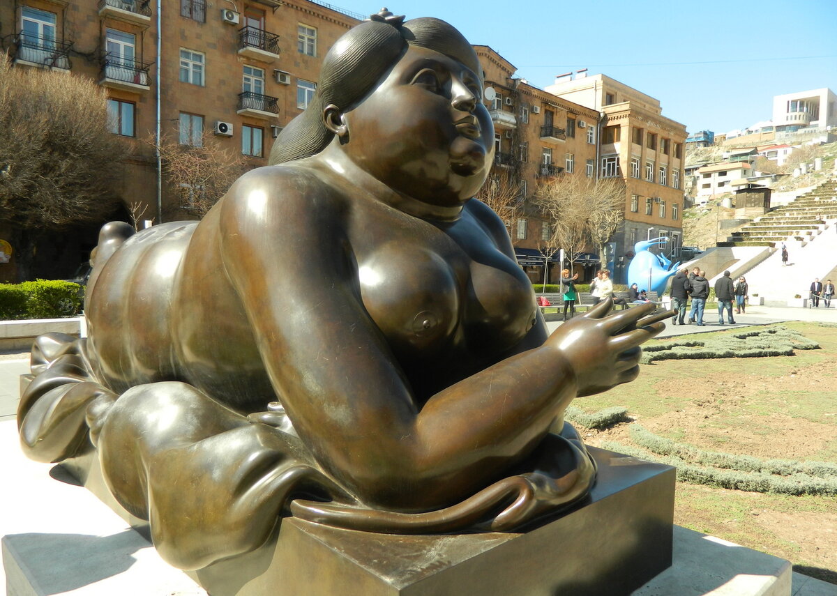 Курящая женщина, Фернандо Ботеро. Фото автора канала