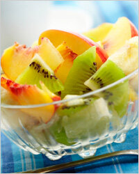 На красоте еды стоит остановиться подробнее. Для Весов красивая еда – это вовсе не вырезанные из яиц ромашки, украшающие слоеный салат. Естественная красота овощей, фруктов, зелени гораздо важнее жалких попыток человека имитировать природу, и Весы будут всячески это подчеркивать. Представители этого знака могут красиво приготовить и подать абсолютно всё: от фруктового салата до солёной сельди. Они видят самые выигрышные стороны блюда и акцентируют именно их, скрывая возможные неприглядные стороны. По этой причине Весы не могут готовить, если имеющиеся в наличии продукты не самого лучшего качества. Им претит сама идея очищать подгнившие фрукты или покупать неизвестно когда замороженную рыбу. Весы-эстеты не будут экономить на еде и лучше купят меньшее количество хороших продуктов, чем много еды не первой свежести. По этой же причине Весы не любят соусы и подливки, а если и используют их, то подают в отдельной посуде – ведь они скрывают естественную красоту продуктов.