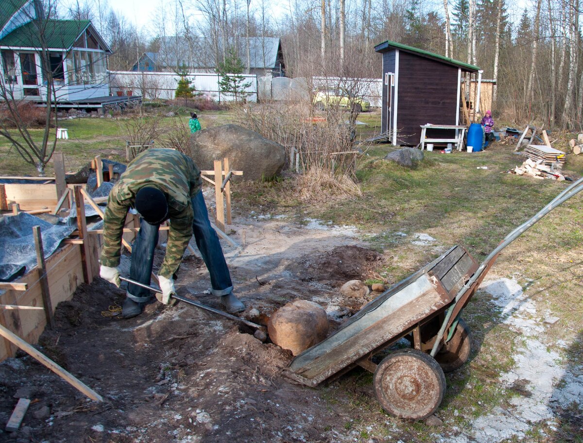 Фото автора: муж и свёкр выкапывают огромные валуны около фундамента (май 2017)
