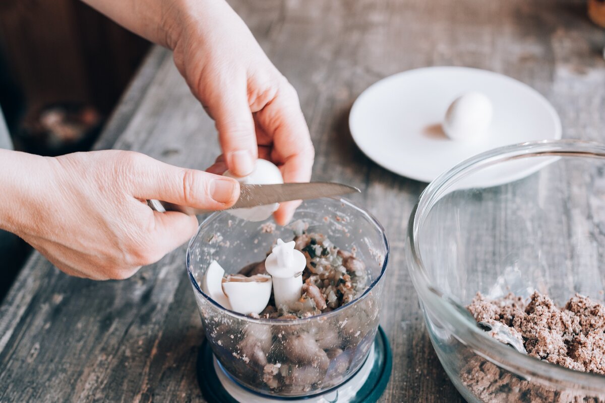 Измельчаем ингредиенты в блендере