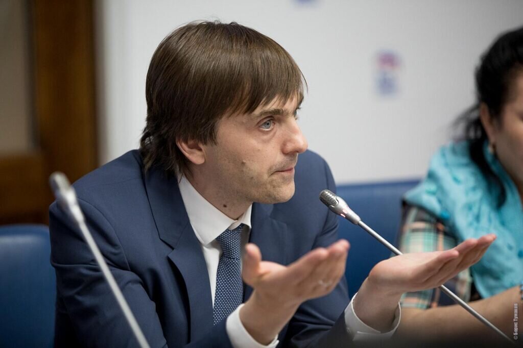 Министр просвещения Сергей Кравцов на одном из брифингов