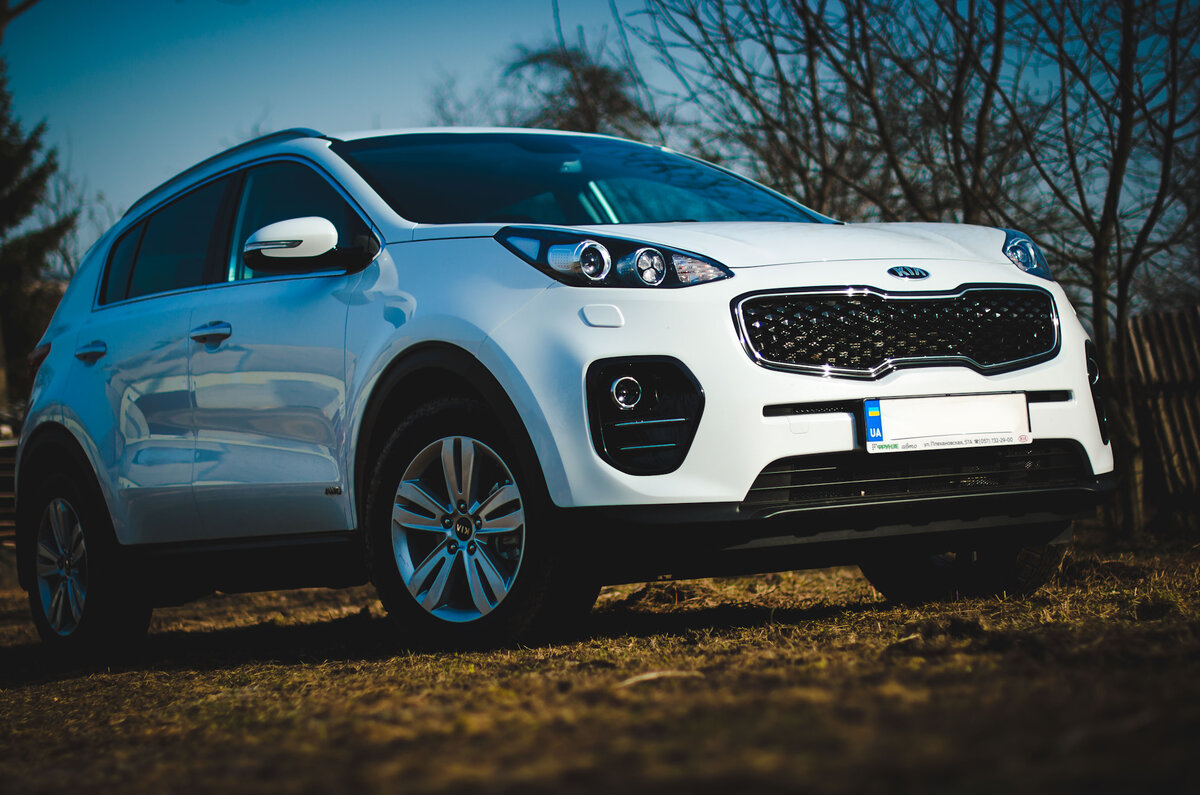 Заявленный дорожный просвет — 182 мм, на сантиметр больше, чем прежде. Передний свес увеличился на 20 мм, задний укоротился на десять. Углы въезда и съезда — 17,5 и 24,6 градуса против 22,7 и 28,2 ранее.