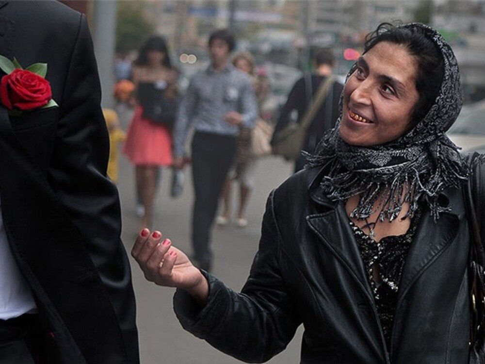 Цыганка просит денег.