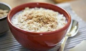 Овсянка содержит сложные углеводы, который зарядят вас энергией и помогут поддержать достаточный уровень гликогена.