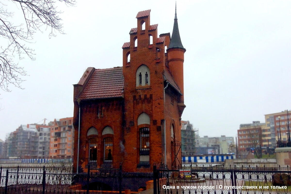 Домик был настолько мал, что спать барону пришлось с высунутыми на улицу ногами – вот тогда-то с одной из них слетел сапог, да и упал с концами в Преголю😉