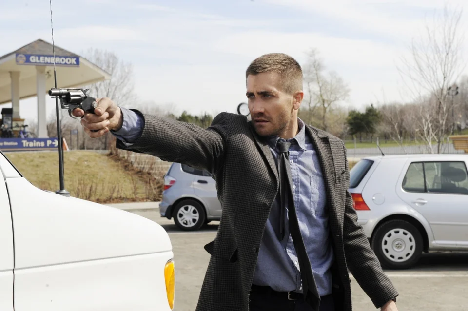 Коултер с пистолетом. Кадр из фильма "Исходный код". Режиссер Данкан Джонс. Источник: https://www.kinopoisk.ru