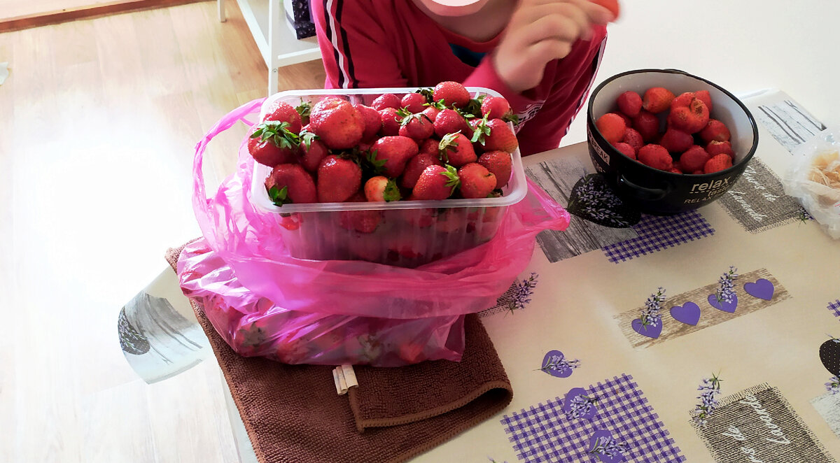 Приехав в Темрюк, перво-наперво купили внуку клубнику - он большой любитель этой ягоды. Фото автора. Темрюк, 2021 г.